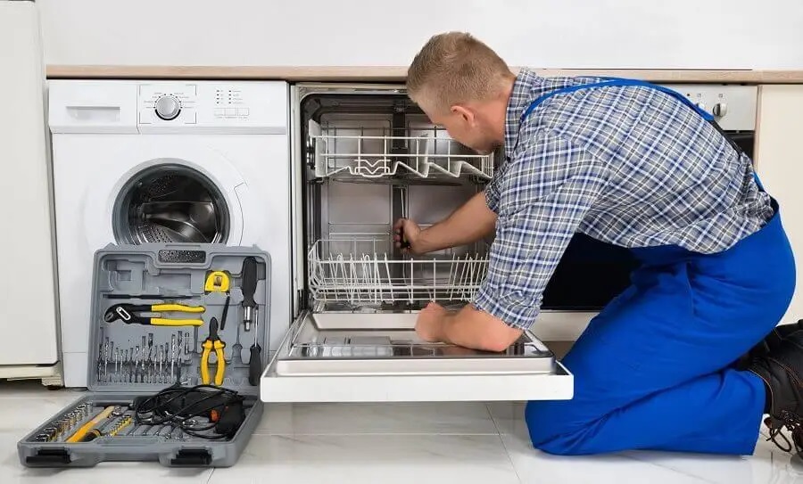Kaynarca Whirlpool servisi teknisyen ekibi beyaz eşya tamiri yaparken